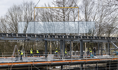 Installation of the world's biggest insulating glass unit. © sedak